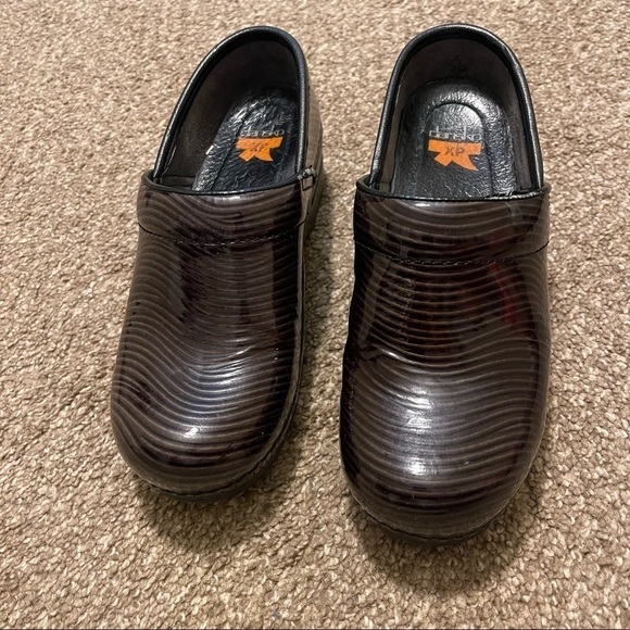 Dansko Womens Dansko XP Black Swirl Patent Leather Clogs size 37 - Picture 4 of 9